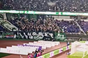 浙江vs国安第9分钟，球迷亮起闪光灯缅怀1年前去世的外援布彭扎