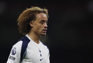 泰晤士报：西蒙斯在左中场表现不佳，德泽尔比需让他展现出创造力