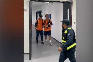 记者：“青岛德比”最后时刻受伤，邝兆镭赛后步履蹒跚