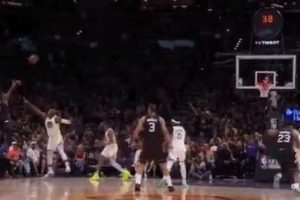 帅炸了！杰伦·格林硬气横撤步漂移三分球 接近半场压哨