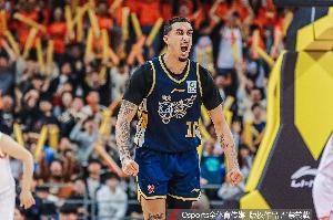 双枪乱舞！奎因&麦考尔打满首节合计11中7砍19分5助 但都身背2犯