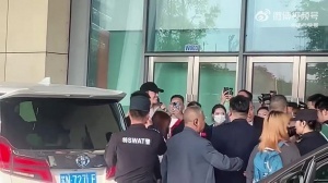 今晚亮相苏超！何润东抵达宿迁，现场球迷高喊：霸王出战宿迁必胜