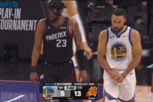 希望问题不大！库里紧紧攥着右手 看起来有些不舒服