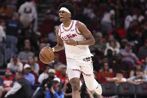 手感不佳其他还不错！阿门首节4中1拿到2分1板4助1帽