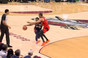 尺度一致吗？骑士连续被吹进攻犯规 被迫交出球权