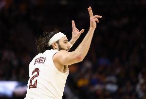 斯特鲁斯季后赛单场替补至少20分且命中率达80% 队史首人