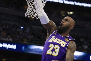 当詹姆斯赢下G1时 他的系列赛为29胜2负&并且已经20连胜