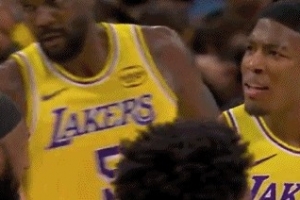 八村塁直传詹姆斯被破坏 后者示意应该击地但八村塁问“What ”