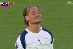 到手的3分飞了！热刺遭补时绝平，西蒙斯一脸沮丧快哭了！