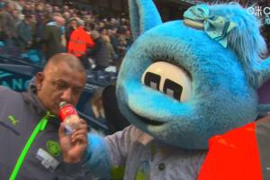 又来了上场手持阿森纳水瓶出圈的球迷赛前与曼城吉祥物合影