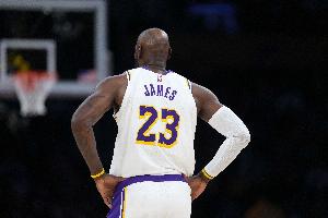 19分8板13助2断1帽！雷迪克：詹姆斯今天在攻防两端都倾尽全力