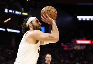 高效终结！斯特鲁斯半场5中4贡献11分 三分2中1