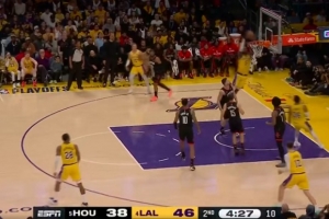 持续发力！斯玛特抛传助攻艾顿空接暴扣 帮助湖人获得两位数优势