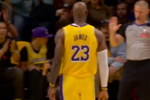 表示很无辜！詹姆斯背打强碾得分手指裁判泰勒·福特 后者摊手