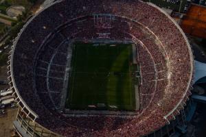 震撼！阿根廷超级德比在纪念碑球场打响，超8万人高歌呐喊助威