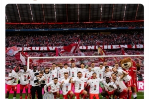 替补建功！凯恩赛后社媒晒拜仁全队大合照纪念卫冕：冠军！