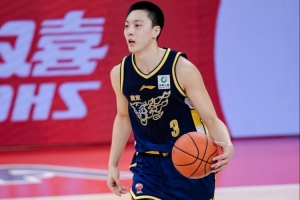 一言难尽！胡明轩出战26分钟 7中1&三分5中1仅拿3分 还有4犯