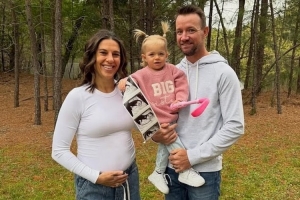 恭喜！邮报：43岁美国女足传奇卡莉·劳埃德与丈夫宣布再次怀孕