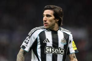 电讯报：曼联签托纳利的可能性在降低，沃顿球风和梅努相似难搭档