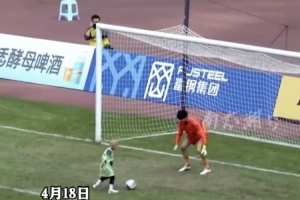 怎能不爱足球？6岁抗癌男孩亮相吴越杯，在全场观众加油声中破门