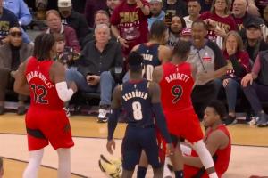 泰森&巴恩斯激情卡位 后者被撂倒！巴雷特上前撞人出头险酿冲突！