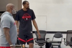 乌度卡：杜兰特将在明日赛前决定能否出战 今日他参加了一半训练