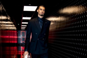 G2还穿西装入场吗？文班：本来没这个计划 如果管用可能每场都穿