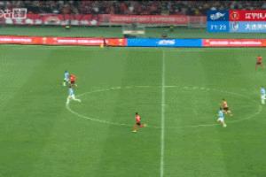 错失单刀！热菲尼奥接队友传球形成单刀，略显犹豫错失机会