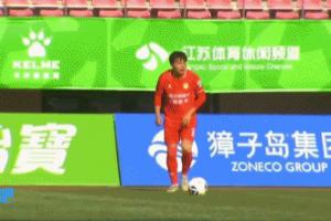 中乙抽象乌龙！大连英博B队小将头球解围变吊射 越过出击门将入网